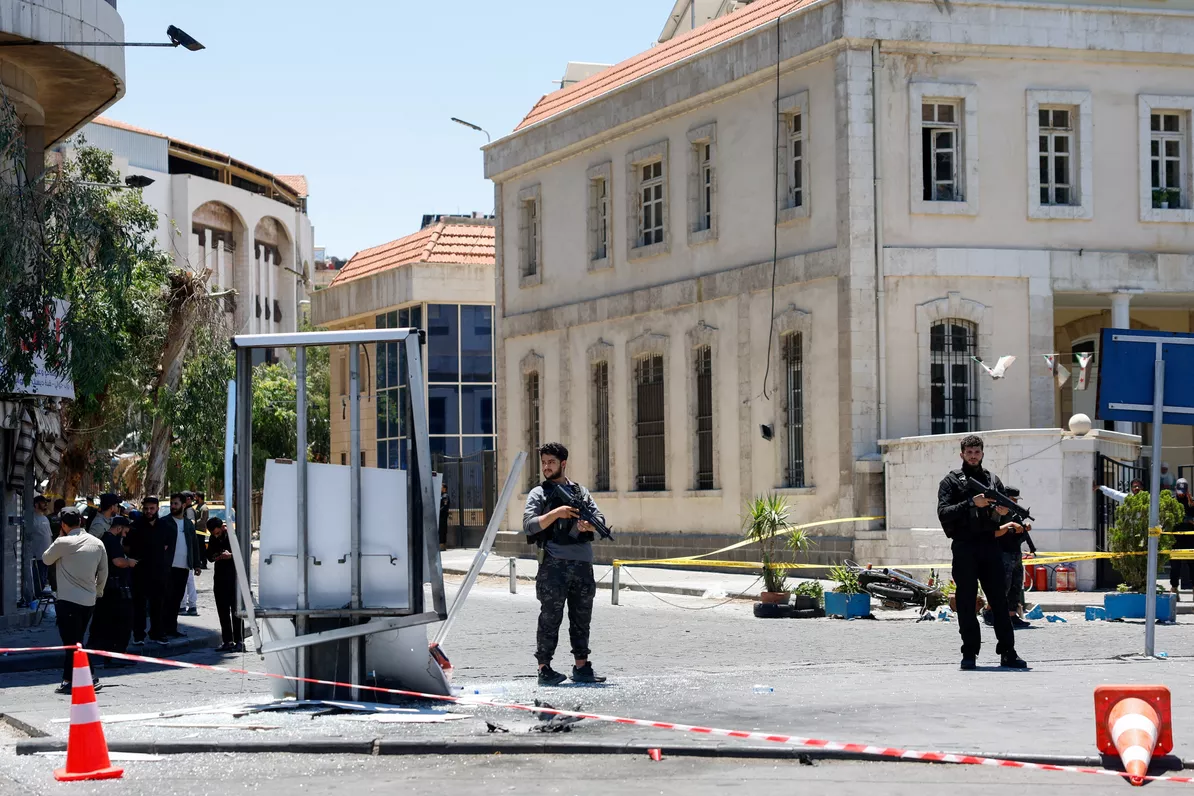 Politics — Macron Damas explosions: Macron in Damascus: two explosions near the Four Seasons during his Syria visit